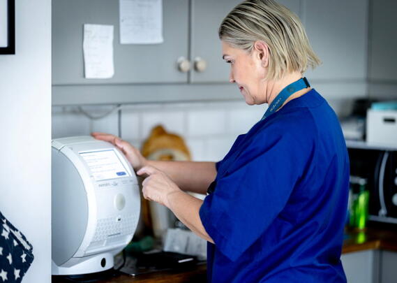 Hjemmesykepleierer håndterer legemidler digitalt.