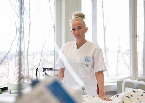 Lill Sverresdatter Larsen i sykepleieruniform