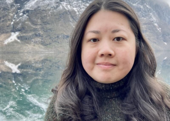 Bilde av kvinnes ansikt ute med fjellbakgrunn