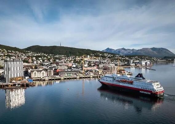 Hurtigruta innseiling til Harstad i solskinn