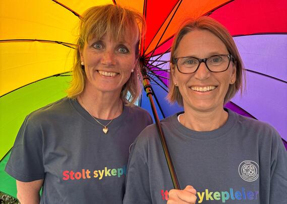 Aud Hølland Riise og Siri Rugland Ree i pride t-skjorte