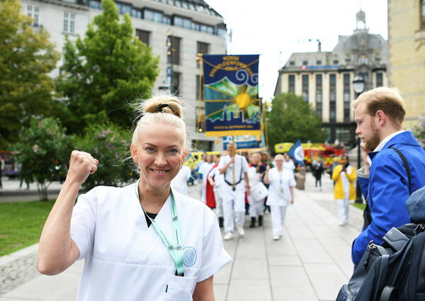 Fagbevegelsen samlet seg og markerte seier for å få endret yrkesskadereglene. Lill Sverresdatter Larsen hytter med knyttneven