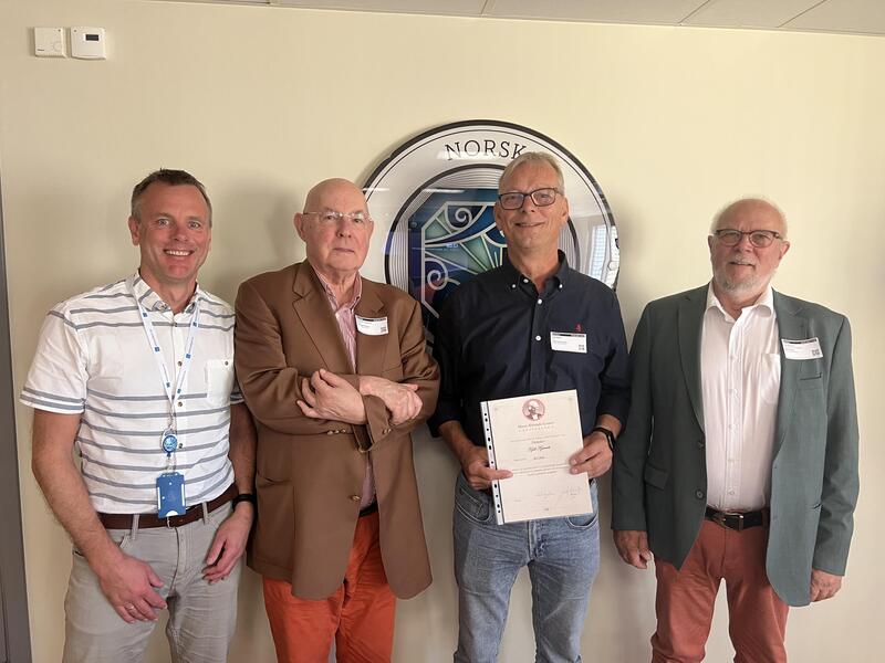 Fra venstre: Espen Gade Rolland (leder NSF-SPoR),  Kjell-Henrik Hendrichs (fra Marie Lysnes Stiftelse),  Kjell Kjærvik  og Knut Lorentzen (fra Marie Lysnes Stiftelse).