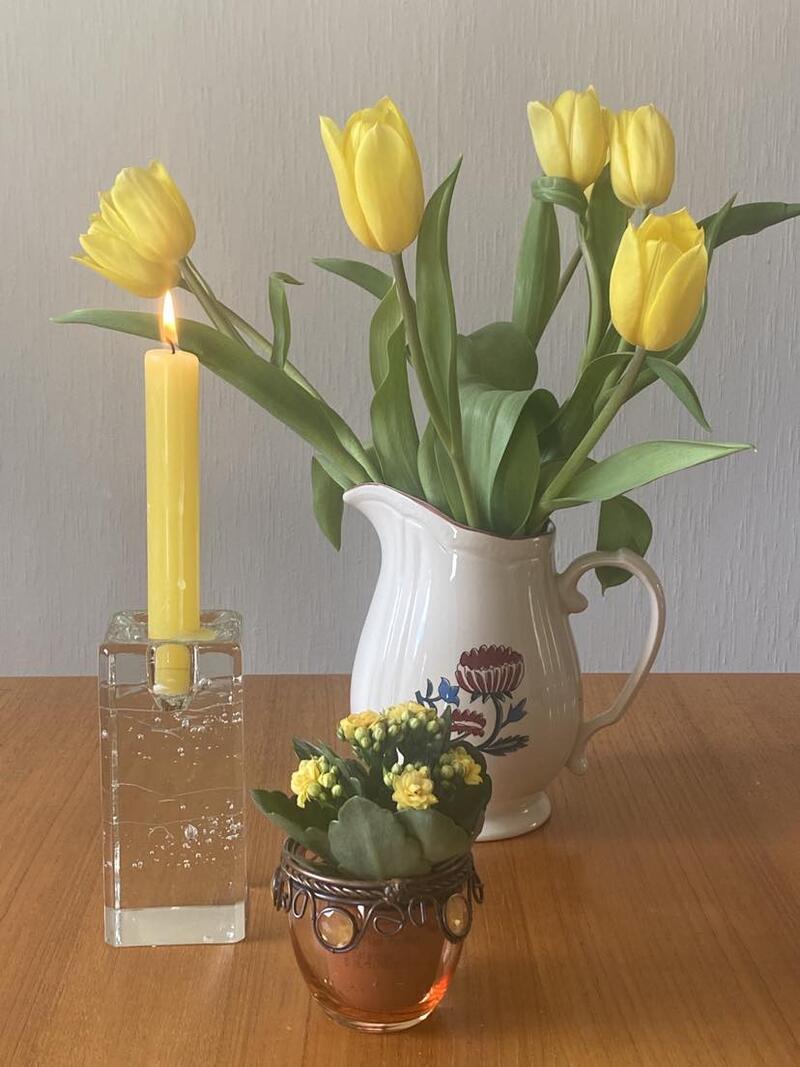 Gule tulipaner og gult stearinlys