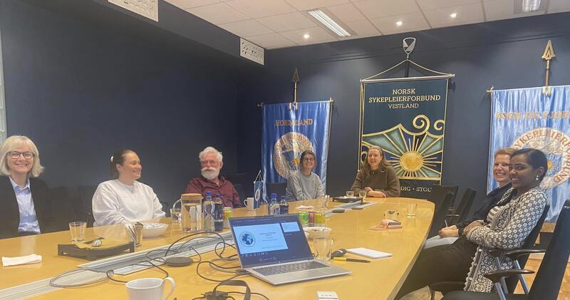 Bilde av personer rundt et møtebord hos Norsk Sykepleierforbund i Vestland