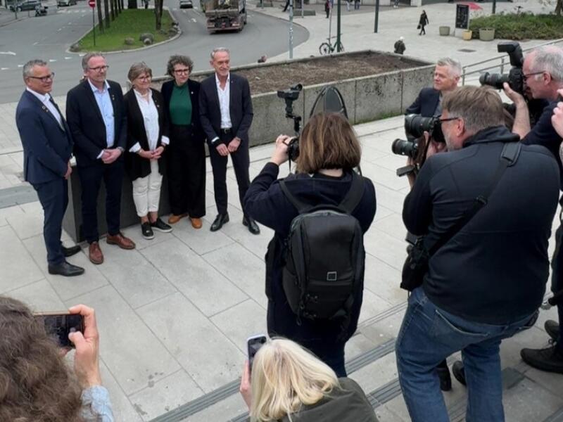 Lønnsoppgjøret i kommunene er i gang. Lønnsoppgjøret i kommunene er i gang. – Ambisjonen er klar: Alle våre medlemmer må få en solid reallønnsvekst i år, sier leder Geir Røsvoll i Unio kommune. Fv. Trond Ellefsen, Geir Røsvoll, Mette Nord, Tornje Leborg og Tor Arne Gangsø. Foto: Tore Bollingmo / Norsk Sykepleierforbund 