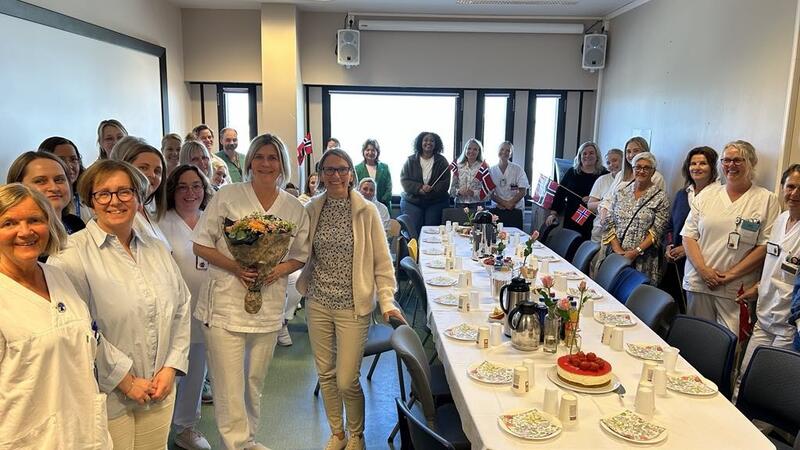 Stort oppmøte på avdelingen når prisen til årets sykepleierleder skulle deles ut