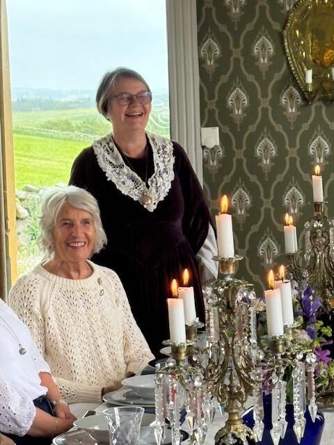 Gunvor Engtrø med husfrue Ingeborg