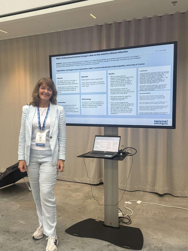 Tanja Alme foran sin poster