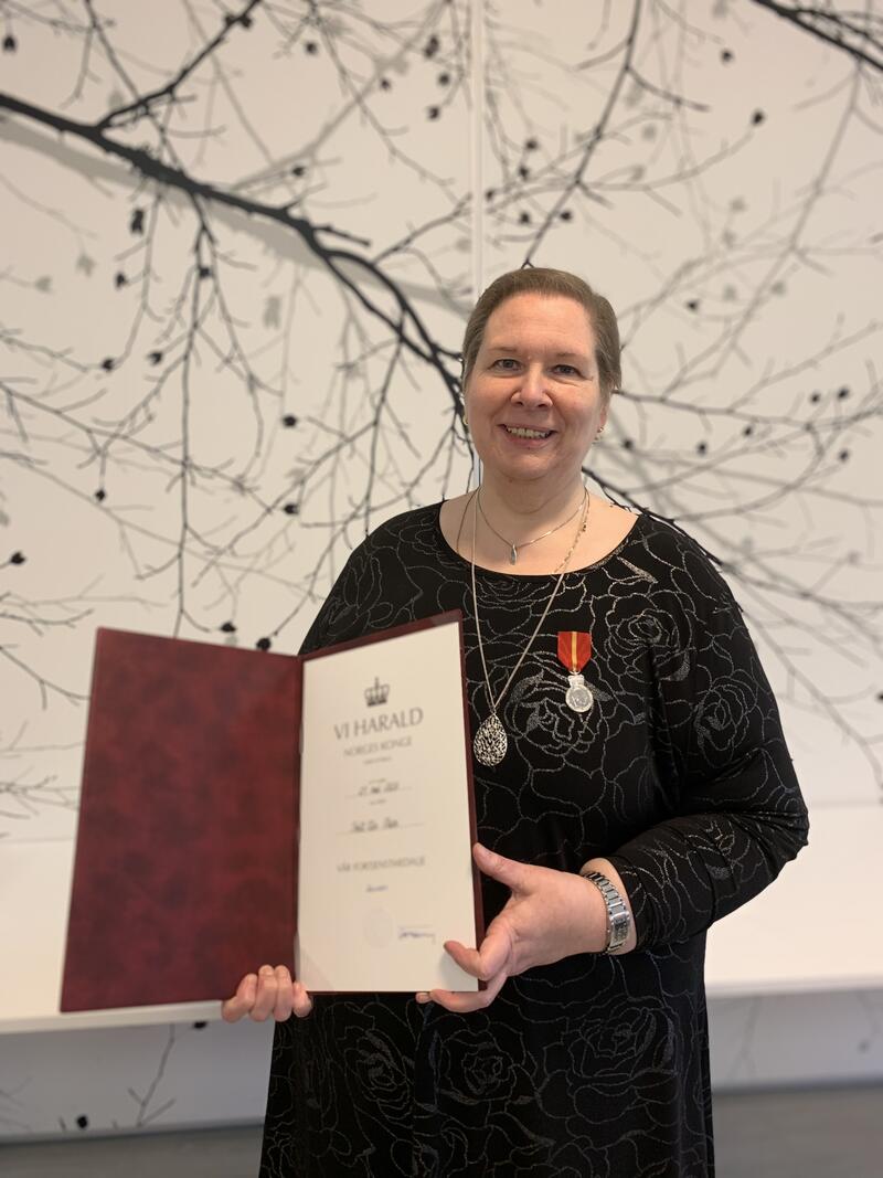 Torill Elin Olsen med Kongens fortjenestmedalje